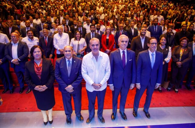 Gobierno recibe propuesta para rediseñar sistema educativo tras consulta nacional