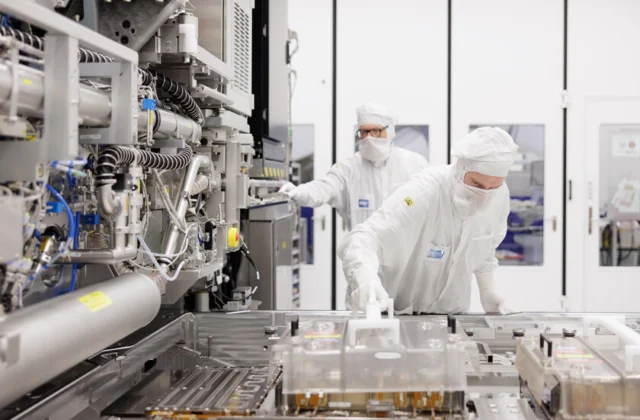 China prepara su primera gran victoria en chips: ya fabrica en masa sus propias máquinas de litografía UVP, según The Information