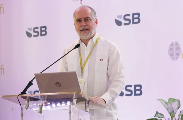 Alejandro Fernández W. concluye su gestión en la Superintendencia de Bancos el 16 de agosto