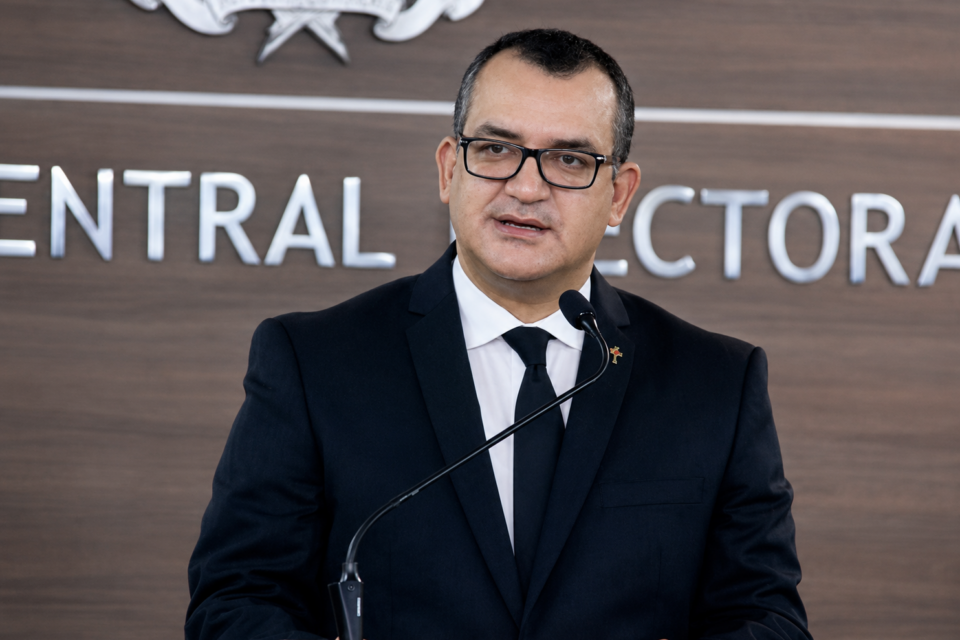 Jáquez aclara que el escudo de la nueva cédula está certificado y cumple con lo establecido por la ley