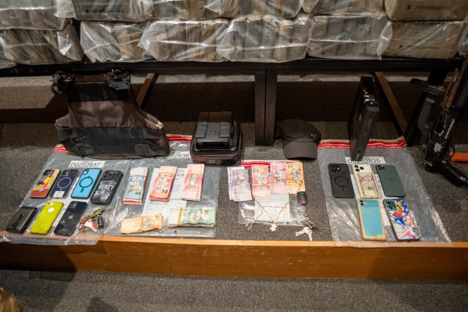 DNCD arresta a tres hombres e incauta 237 paquetes de presunta cocaína en Santo Domingo