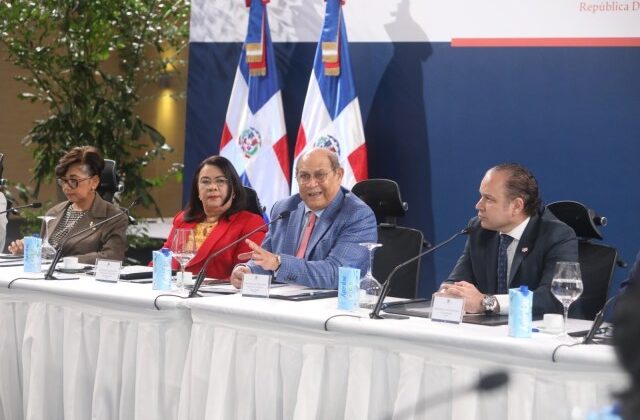 Presentan a organismos internacionales avances de consulta para transformar la educación de RD