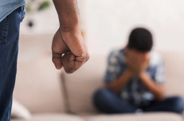 Tribunales decidirán si un “chancletazo” a un niño es delito bajo el nuevo Código Penal