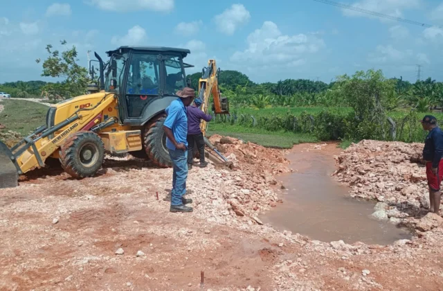 Brigadas de la CAASD reparan avería que afecta el abastecimiento de agua en Santo Domingo Este