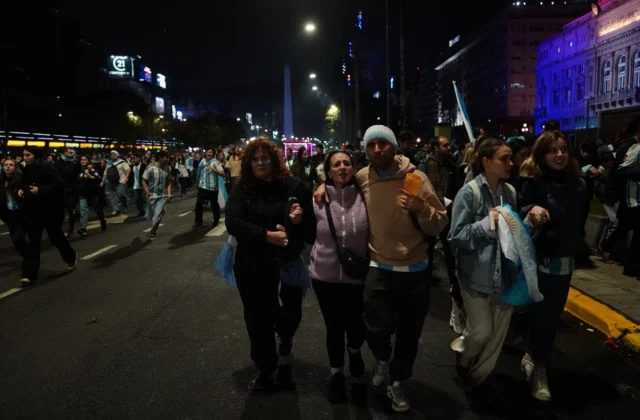 Incidentes y represión policial empañan celebración de la selección argentina en el Obelisco