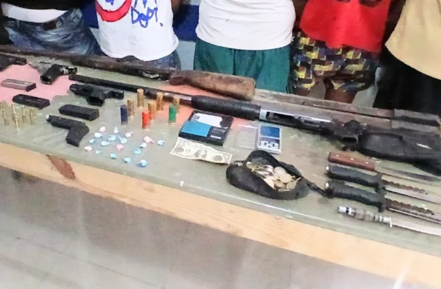 Policía arresta a ocho personas y ocupa armas y sustancias ilícitas en Barahona