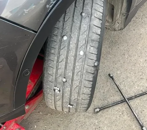 Imagen relacionada: lanzan clavos ponchar vehiculos villa