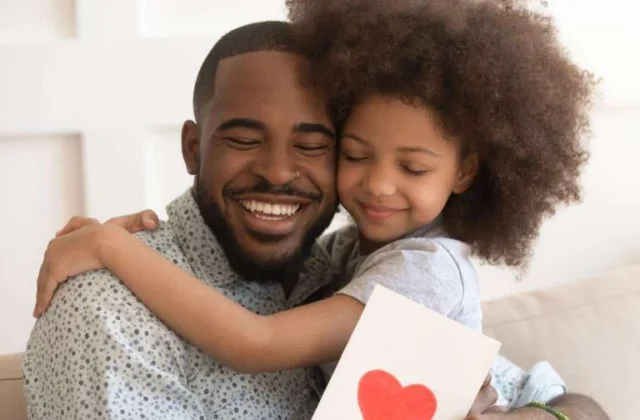 Dominicanos celebran el Día de los Padres entre regalos, abrazos y momentos en familia
