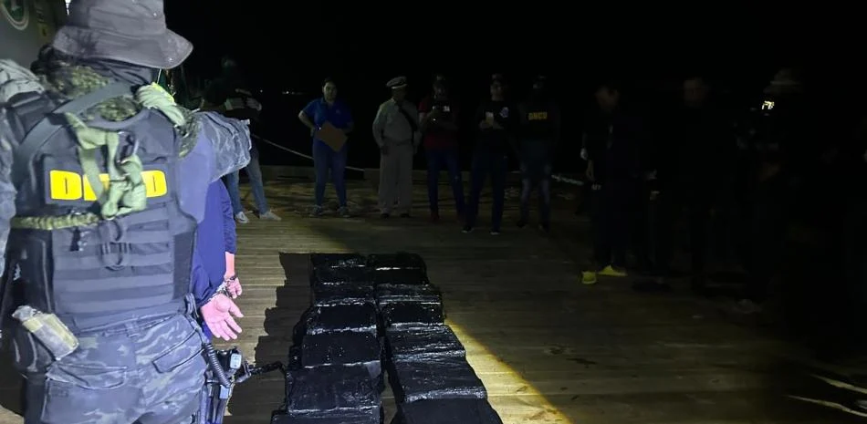 DNCD incauta 1.3 toneladas de cocaína y arresta a tres hombres en las costas de Peravia - Listín Diario