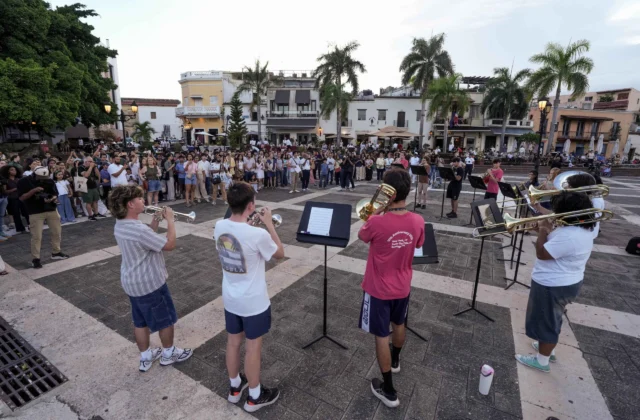 Jóvenes instrumentisas del Carnegie Hall ofrecen actuación sorpresa en la Ciudad Colonial