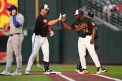Pete Alonso se vuela la cerca dos veces en paliza de Orioles sobre Rangers
