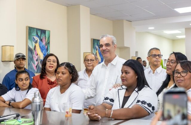 Abinader inaugura Escuela de Formación Técnico Profesional Guarocuya, en Barahona