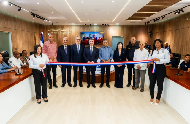 Banco Popular entrega al COE renovado Salón Político/Comunicaciones