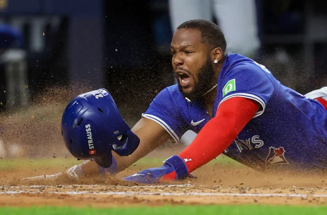 Guerrero jr. sale del juego ante Yankees tras fuerte choque en tercera base