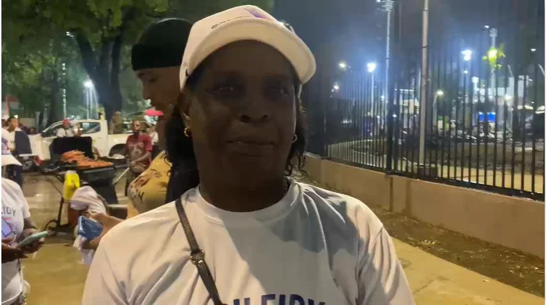 Compueblanos de Marileidy Paulino celebran su actuación tras carrera en el Olímpico