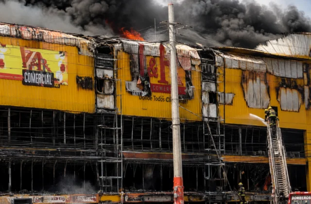 Defensa Civil y bomberos trabajan para sofocar incendio en L&R Comercial