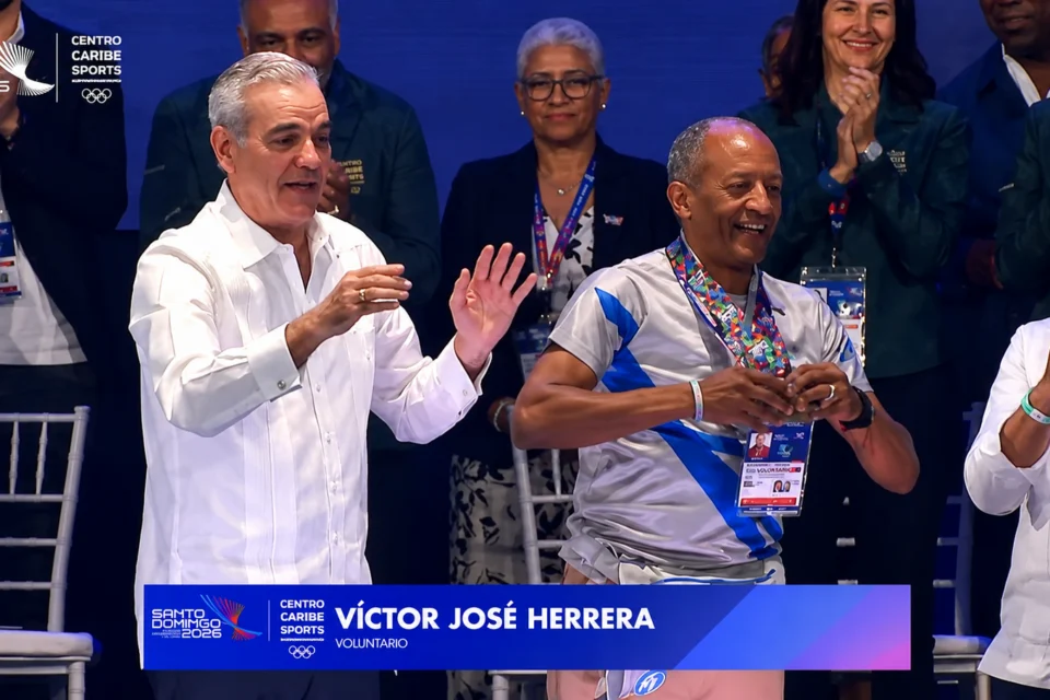 Abinader entrega Medalla Centenaria del Mérito a Víctor José Herrera durante clausura de Santo Domingo 2026
