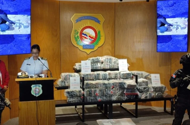 Autoridades dominicanas interceptan una lancha con 1.3 toneladas de presunta cocaína y detienen a tres hombres - Infobae