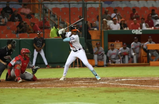Denzer Guzmán lidera a los dominicanos con 3 hits; Walbert Ureña llega a 8 victorias
