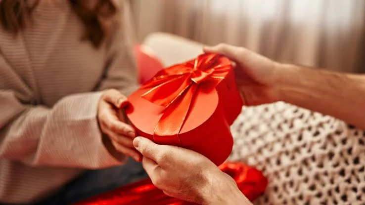 ¿Menos románticos o nuevas formas de amar? El debate sobre los detalles en pareja