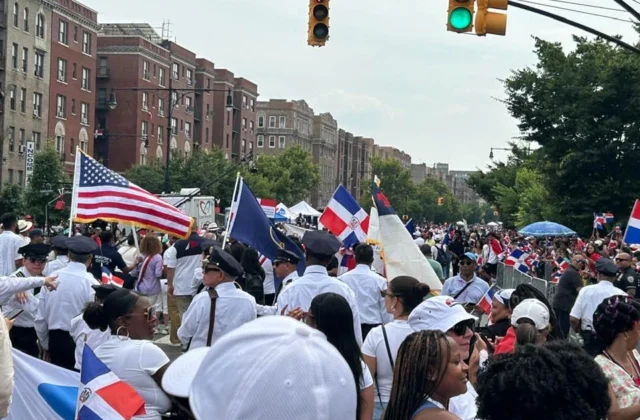 Influencer Víctor expresa alegría al vivir por primera vez Parada Dominicana de Manhattan