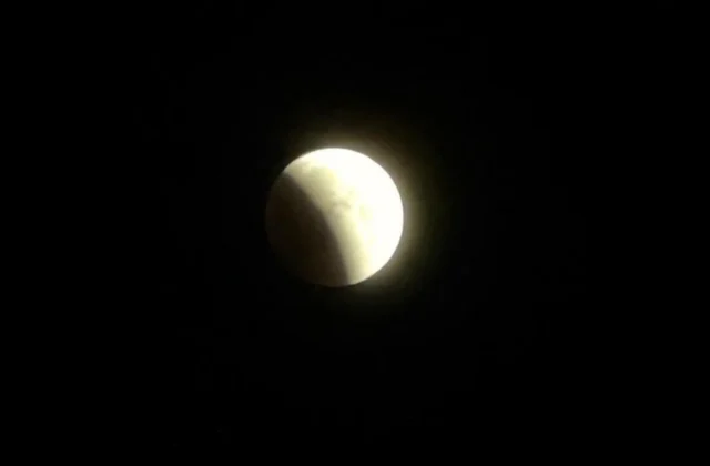 Eclipse lunar ya se empieza a ver en la República Dominicana