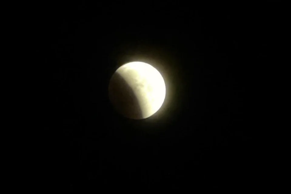 Eclipse lunar ya se empieza a ver en la República Dominicana