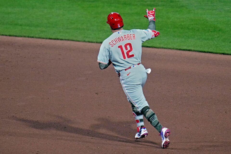 Schwarber rompe sequía de jonrones con dos cuadrangulares en triunfo de los Filis