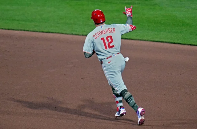 Schwarber rompe sequía de jonrones con dos cuadrangulares en triunfo de los Filis