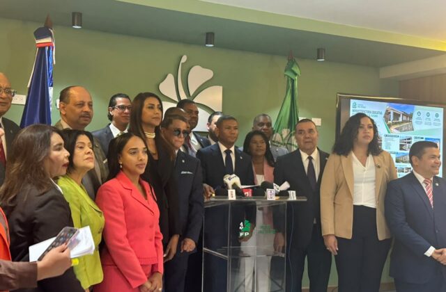 Bloque de diputados de la FP denuncia caída del 67 % en inversión escolar entre 2014 y 2025