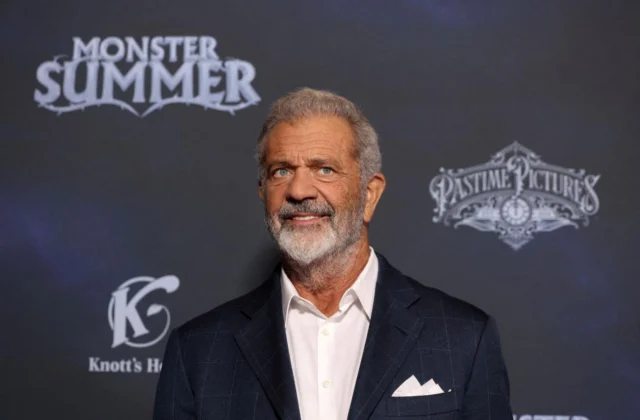 Mel Gibson enfrenta críticas por gestos detrás de un intérprete de lengua de señas