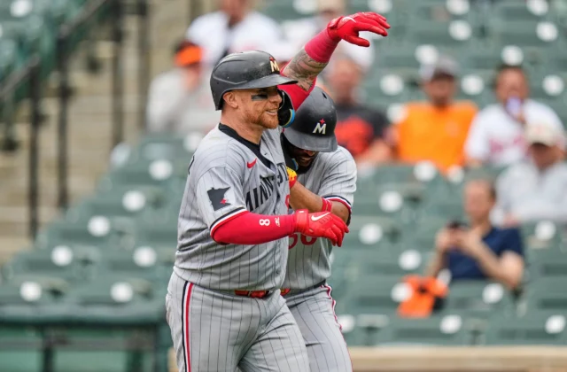 Lewis despierta en el momento justo y Mellizos remontan ante Orioles