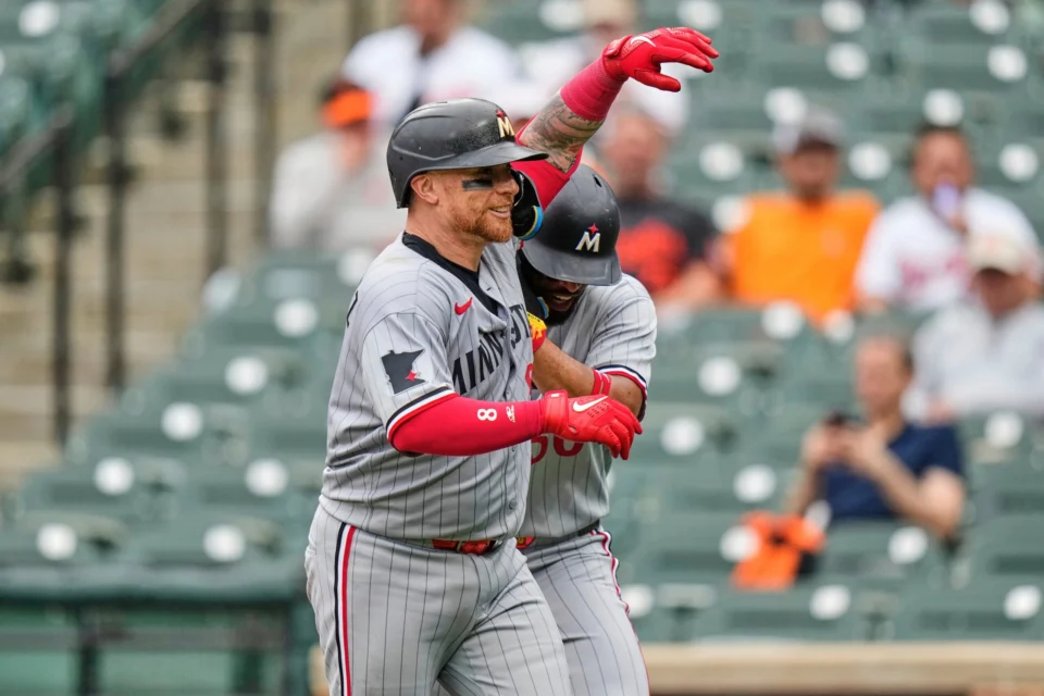 Lewis despierta en el momento justo y Mellizos remontan ante Orioles