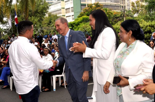 Médicos dominicanos podrán optar por becas para especializarse en Brasil - Acento