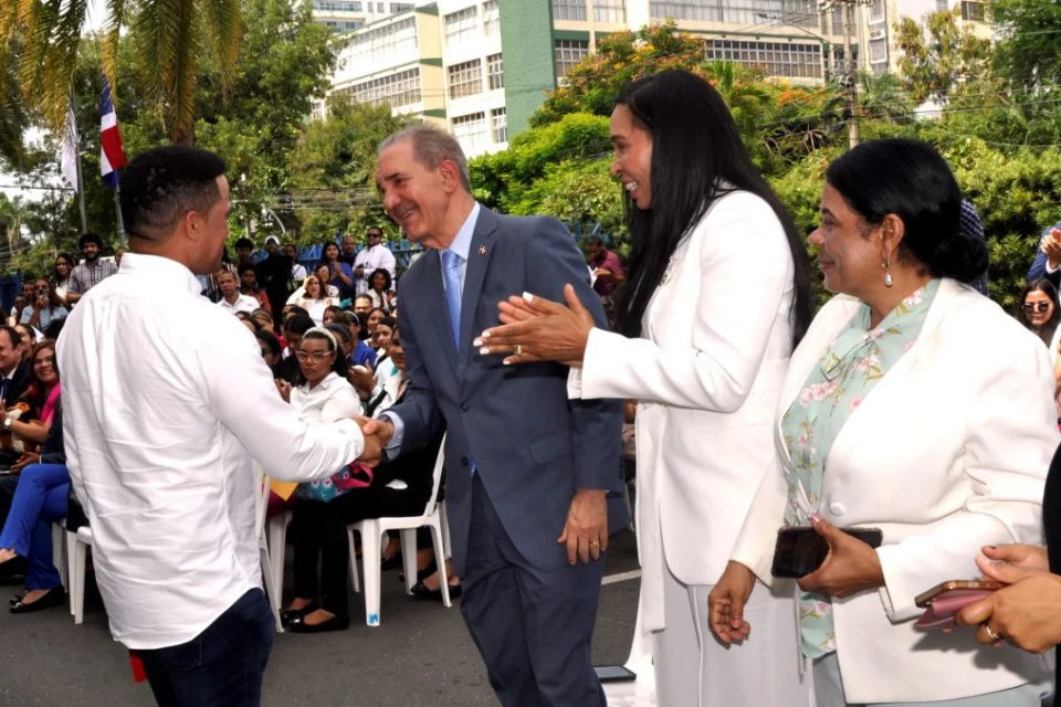 Médicos dominicanos podrán optar por becas para especializarse en Brasil - Acento