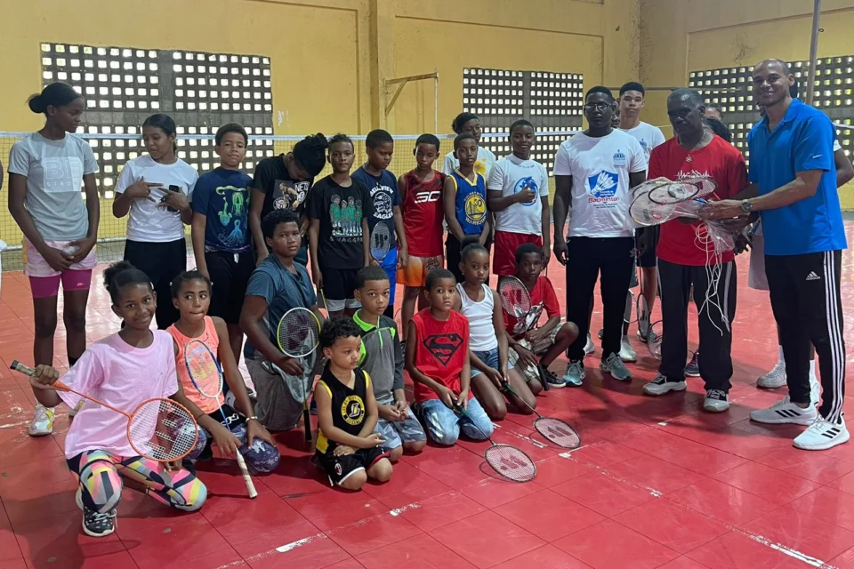 Federación de Bádminton entrega incentivos a atletas y entrenadores