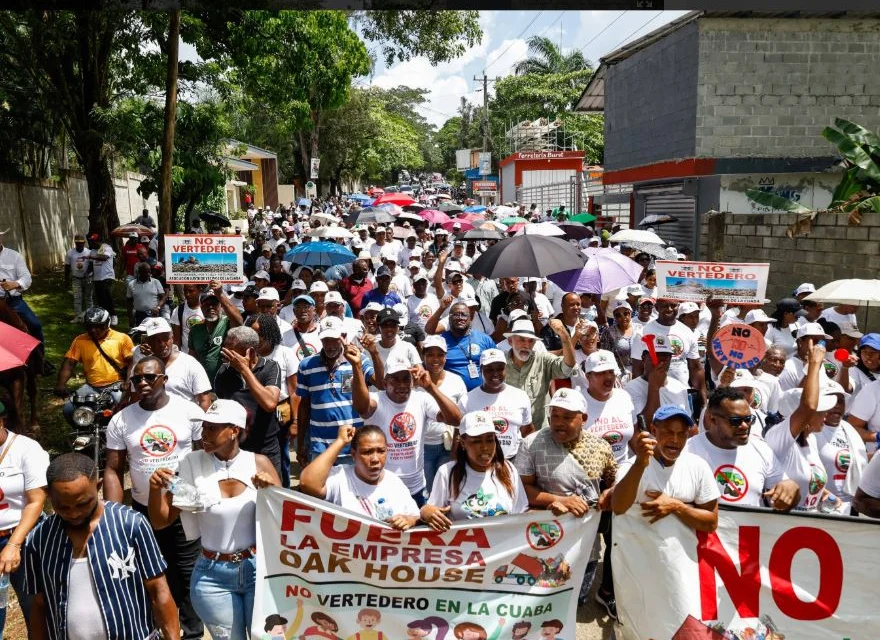 Entre consignas y camisetas azules, así se vive la protesta de maestros