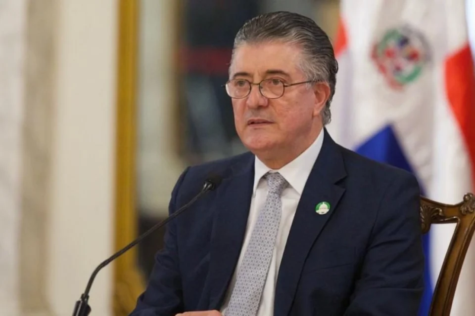 Roberto Santana confirma le fue extirpada una lesión maligna en la vejiga
