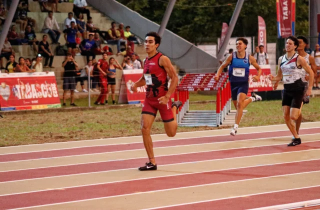 Ferdy Agramonte se baña de oro al ganar los 800 metros del atletismo en JCC 2026