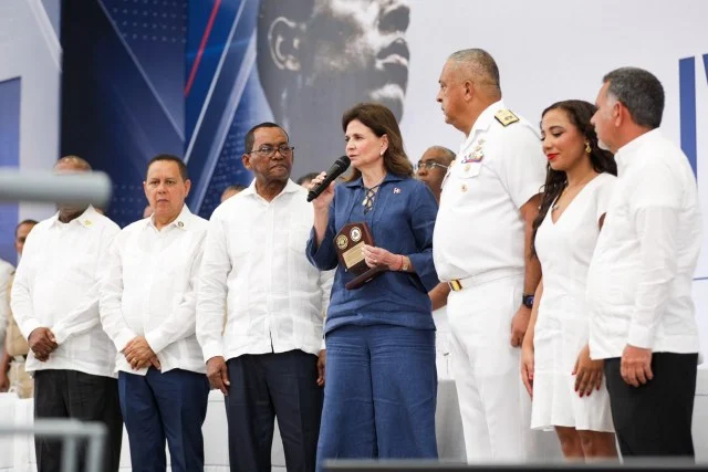Raquel Peña encabeza graduaciones para fortalecer formación de jóvenes