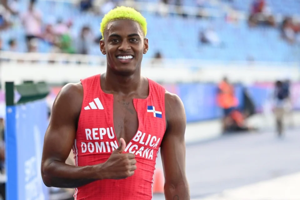 Alexander Ogando conquista plata en los 200 metros masculinos en Santo Domingo 2026