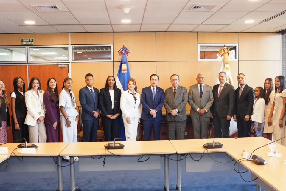 Valdez Albizu recibe al embajador Tony Raful y a estudiantes dominicanos destacados en España