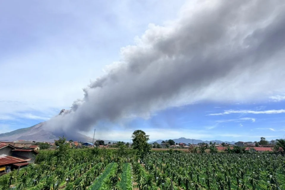 Erupciona en Indonesia el volcán Sinabung y expulsa una columna de ceniza de 3.500 metros
