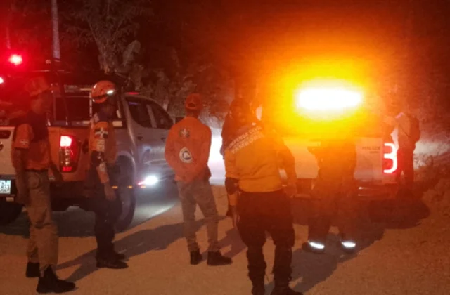 Rescatan con vida a cinco personas que se extraviaron mientras pescaban en Tamboril