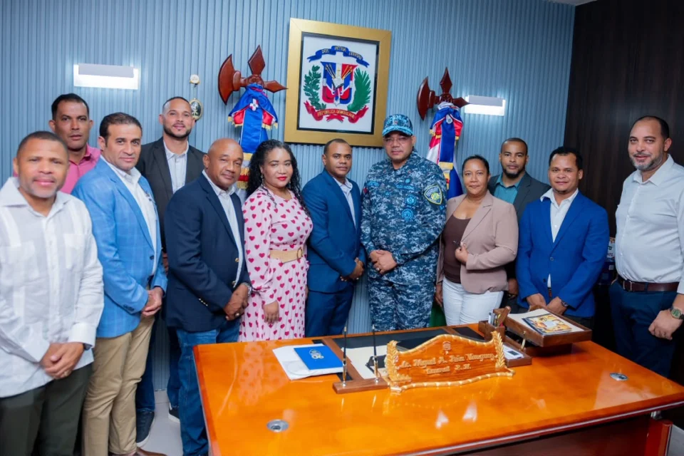 Director regional de la Policía en Santo Domingo Norte se reúne con empresarios para fortalecer la seguridad