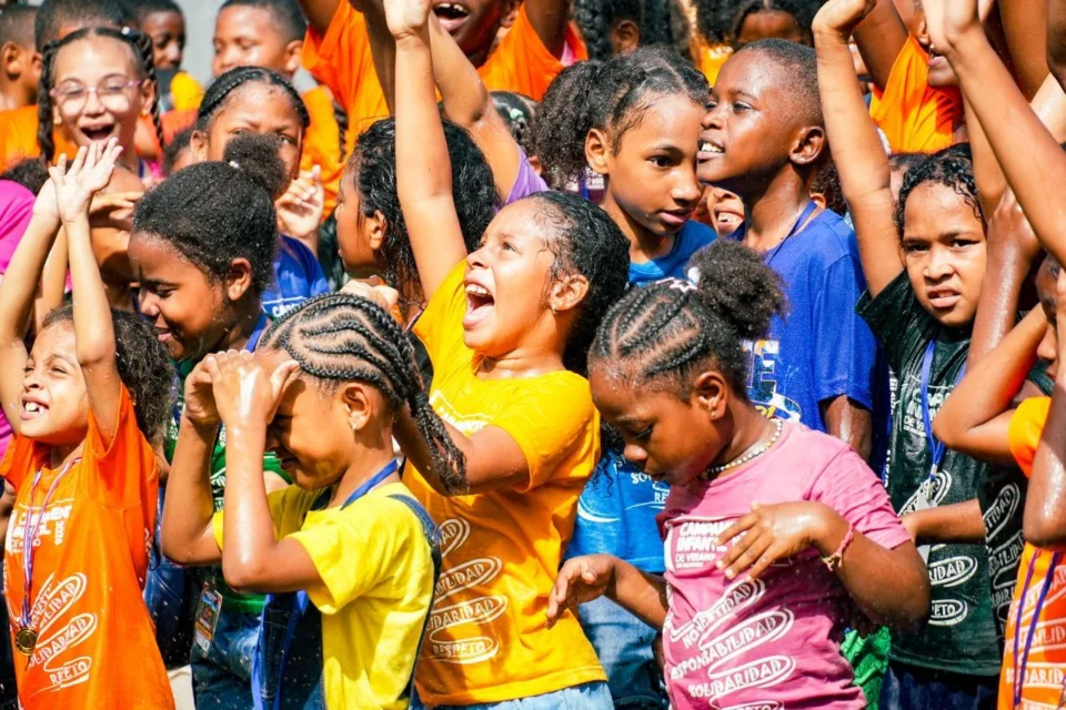 Alcaldía de Los Alcarrizos concluye Campamento Infantil de Verano 2026 con entrega de útiles escolares