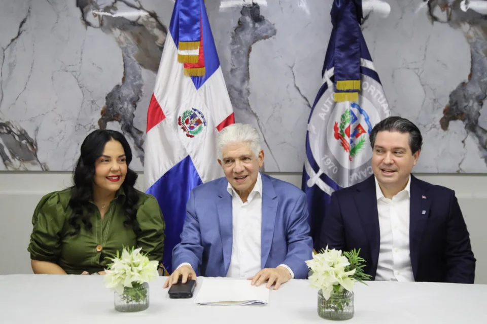 Alejandro Campos y Julia Muñiz asumen nuevas funciones en Apordom tras ser juramentados por Eduardo Estrella