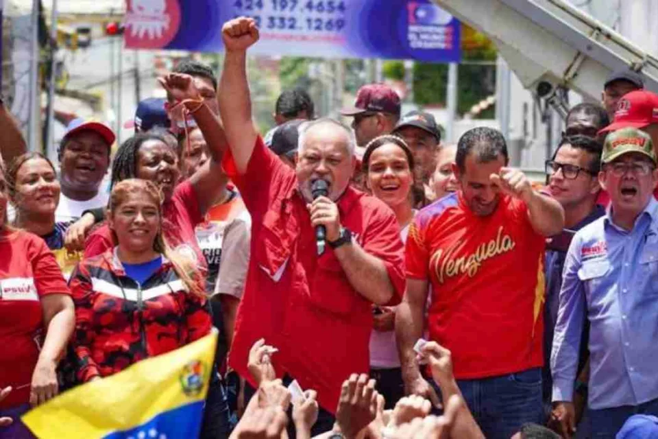 Cabello da bienvenida a opositores que llegaron a Venezuela para diálogo con el chavismo