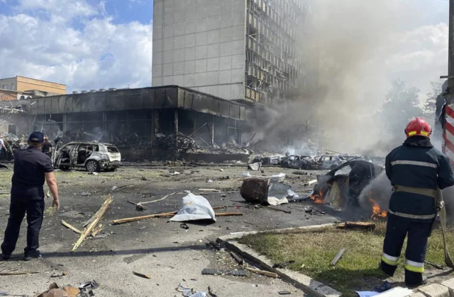 Al menos 15 muertos y 130 heridos en ataque ruso contra un centro comercial en Ucrania
