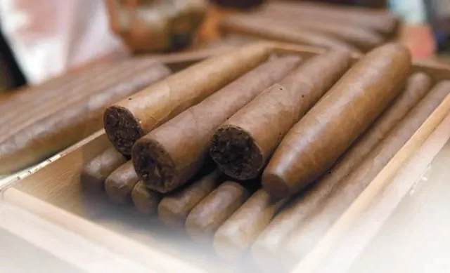Imagen relacionada: pasando tabaco